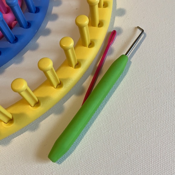 Round Knitting Loom Set (3 Sizes) Includes Hook Tool & Plastic Needle - Picture 3 of 5